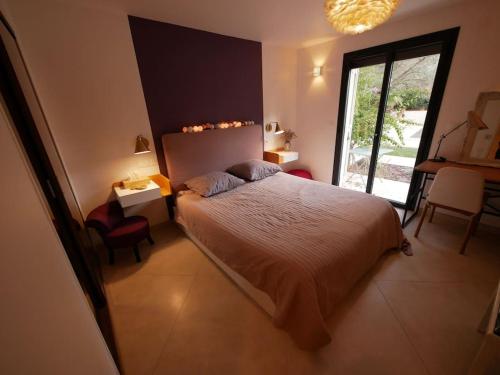 une chambre avec un grand lit et une fenêtre dans l'établissement Villa Portissol tout à pied, à Sanary-sur-Mer