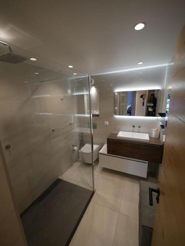 une salle de bain avec toilettes, lavabo et miroir dans l'établissement Villa Portissol tout à pied, à Sanary-sur-Mer