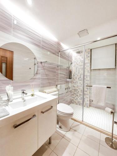 a bathroom with a toilet and a shower and a sink at Soli Inn 宿里旅行舍 in Hualien City