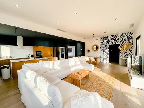 a living room with white couches and a kitchen at Villa Marine - 10 pers - Centre Cassis - Piscine in Cassis