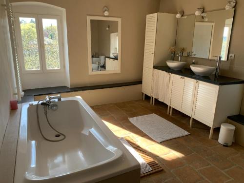 Kúpeľňa v ubytovaní Mas Les Romarins, 10 min d'Uzès, piscine et grand jardin clos, jeux, nid de repos et base pour activités dans le Gard
