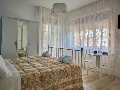 ポルト・サンテルピーディオにあるB&B Villino Giovannaのベッドルーム1室(ベッド1台、テーブル、椅子付)