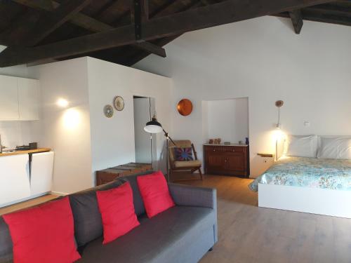 Quinta de Sobre a Fonte Charming Apartments في Fontelas: غرفة معيشة مع أريكة وسرير