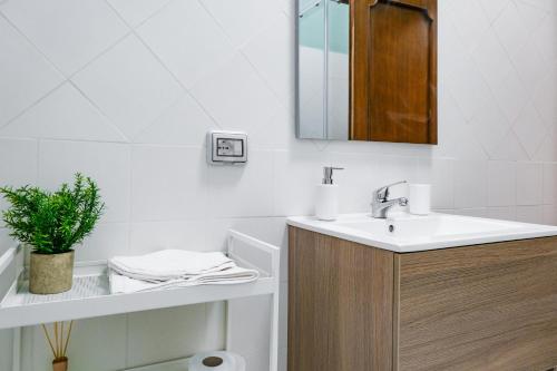 een badkamer met een wastafel, een toilet en een spiegel bij St. Peter Vatican Home in Rome