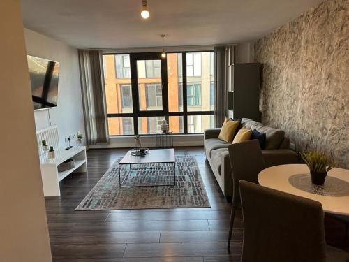a living room with a couch and a table at Luxury 9ine Beautiful Bull Ring Apartment Free Parking in Birmingham