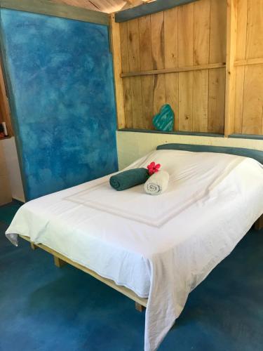 Una cama con dos almohadas encima. en Cabañas Casa Soley en Puerto Soley