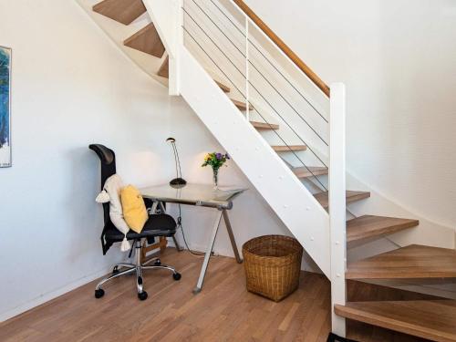 un ufficio sotto le scale con una scrivania e una sedia di Holiday Home Strandengen a Juelsminde