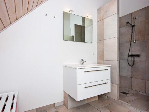 bagno con lavandino bianco e doccia di Holiday Home Strandengen a Juelsminde