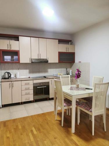kuchnia ze stołem i krzesłami w obiekcie VD Apartment w mieście Skopje