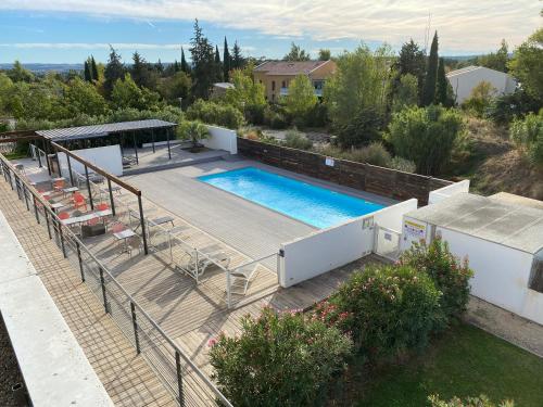 - une vue sur la piscine dans une maison dans l'établissement Ma place au sud 1, à Éguilles