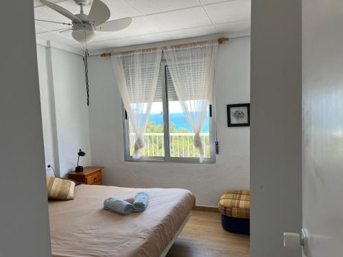 a bedroom with a large bed and a window at Playa de la Concha luminoso in Oropesa del Mar