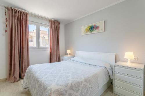 En eller flere senge i et værelse på Bonita casa en urbanización privada muy cerca del mar y de Alicante