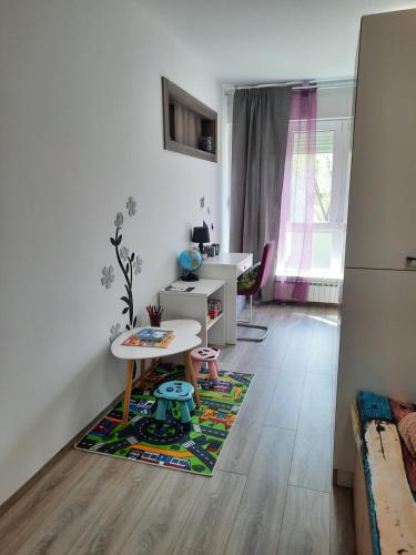 a small room with a table and a desk at Apartman Ines in Velika Gorica