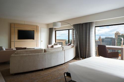 um quarto de hotel com uma cama e um sofá em Chicago Marriott Downtown Magnificent Mile em Chicago