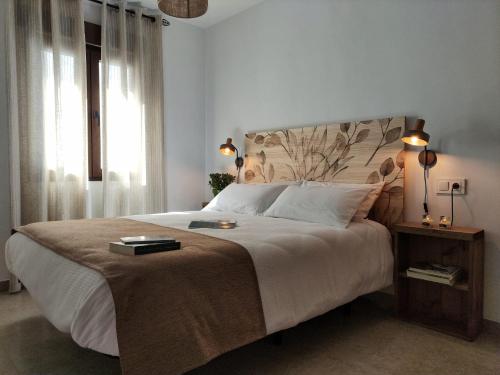 Albanchez de Úbeda的住宿－Casa La Oliva，一间卧室设有一张大床和一个窗户。