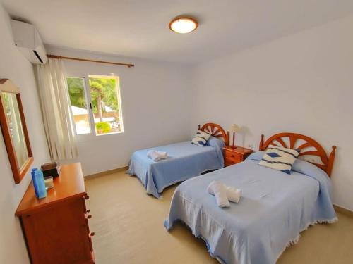1 Schlafzimmer mit 2 Betten und einem Fenster in der Unterkunft Bonita Casa con piscina privada y amplio jardin in Sant Francesc de s'Estany