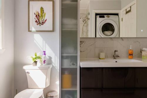 bagno con servizi igienici, lavandino e lavatrice di Luxury 3BD Condo in the heart of Providence a Providence