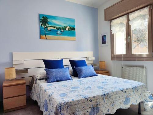 1 dormitorio con 1 cama grande con almohadas azules en Blue Duck Garda Lake, en Peschiera del Garda