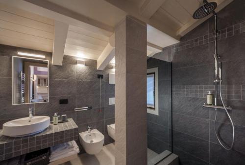 uma casa de banho com um lavatório, um WC e um chuveiro em Il Filo Rosso B&B em Abano Terme