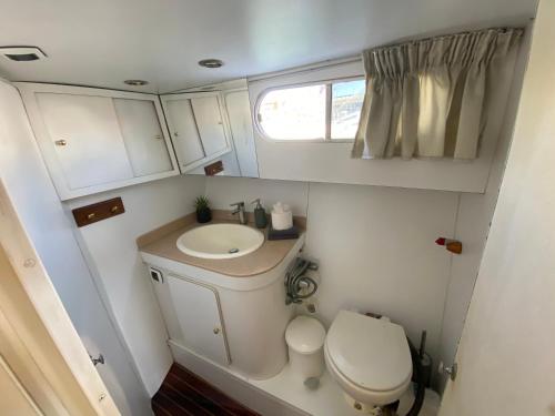 małą łazienkę z toaletą i umywalką w obiekcie - DIVALI - Duerme en un Confortable Yate en Barcelona w Barcelonie