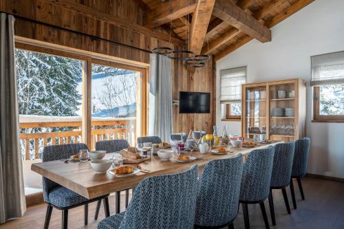 une salle à manger avec une longue table et des chaises dans l'établissement Chalet Carmen, aux Gets