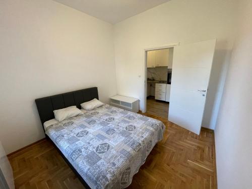 Una cama o camas en una habitación de Apartman Leka sa Parkingom