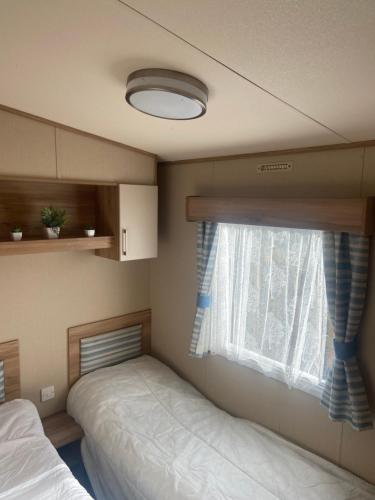 Kinmel Bay的住宿－The Oakley golden sands rhyl，一间小卧室,配有两张床和窗户
