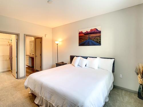 A bed or beds in a room at King Bed, Great Amenities, And Disney Calling You