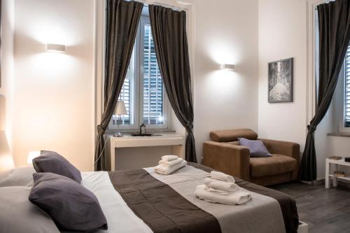 a hotel room with a bed and a chair at Palermo al Centro - Appartamento Fiume in Palermo