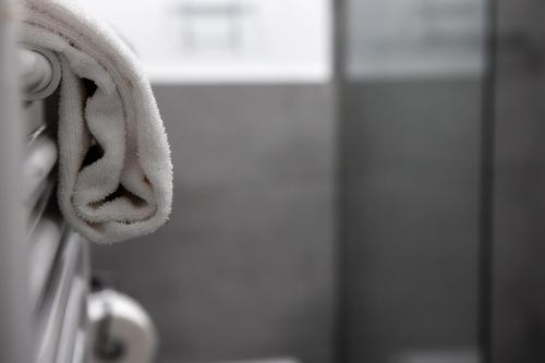 una toalla colgada en una puerta del baño en Palermo al Centro - Appartamento Fiume, en Palermo