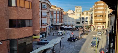 vistas a una calle de la ciudad con edificios y coches en Casa Albarrana, en Talavera de la Reina