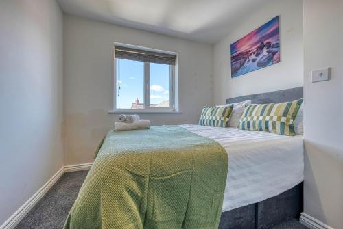 - une chambre avec un lit, une couverture et une fenêtre dans l'établissement Skelhorn House, à Cosford