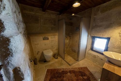 Bilik mandi di feris cave hotel