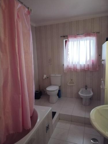 La salle de bains est pourvue d'une baignoire, de toilettes et d'un lavabo. dans l'établissement Quinta dos Linquetes, à Ourém