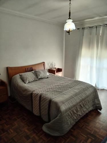 - une chambre avec un lit et une lampe pendant dans l'établissement Quinta dos Linquetes, à Ourém