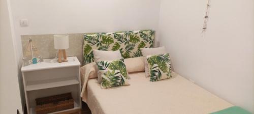 Habitación con cama con almohadas en Beautiful beach en Santa Cruz de Tenerife