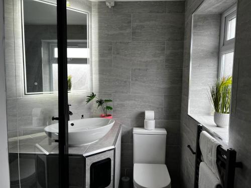 Designer House in Bristol - Hot Tub - Sleeps 10 photo 24