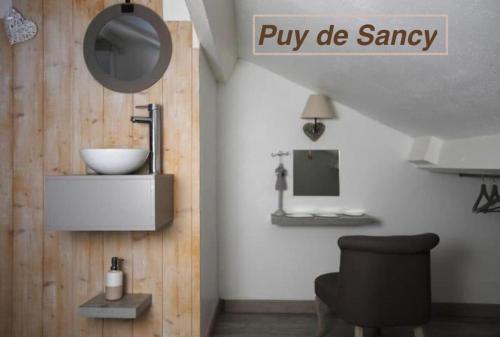 La salle de bains est pourvue d'un lavabo mural. dans l'établissement Logements Chaîne des Puys avec garages attenants, à Clermont-Ferrand