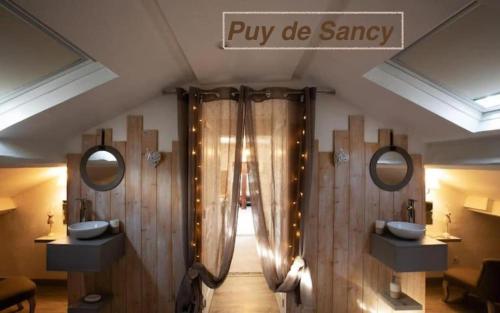 La salle de bains est pourvue de 2 lavabos et de 2 miroirs. dans l'établissement Logements Chaîne des Puys avec garages attenants, à Clermont-Ferrand