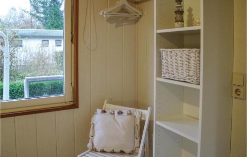 Alt ReddevitzにあるAmazing Home In Middelhagen With 2 Bedroomsの椅子と窓が備わる客室です。