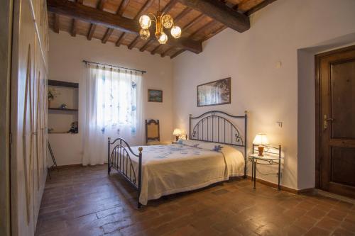 1 dormitorio con 1 cama en una habitación con ventana en Agriturismo Sommassa, en Greve in Chianti