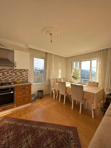 里澤的住宿－Manzara dağevi，厨房以及带桌椅的用餐室。
