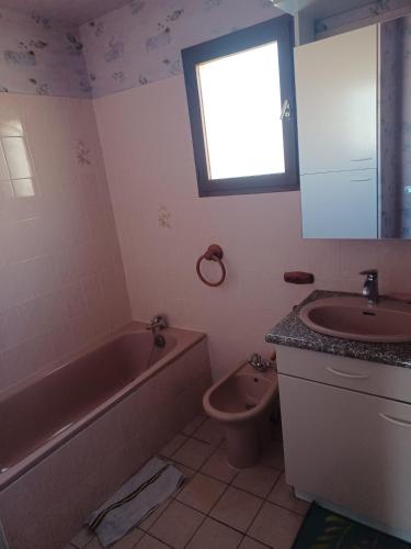 a bathroom with a tub and a toilet and a sink at DYNAMIQUE ET SPLENDIDE in Bourgoin