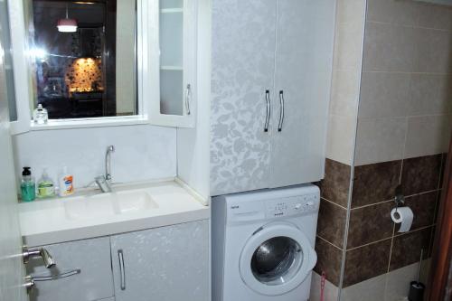 a bathroom with a washing machine and a sink at Roni in Esenyurt