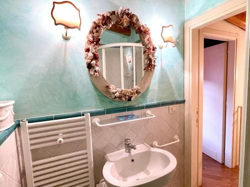 y baño con lavabo y espejo. en Forte 09, en Forte dei Marmi