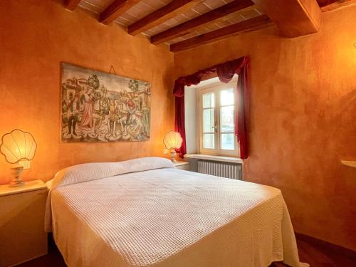 1 dormitorio con 1 cama y una pintura en la pared en Forte 09, en Forte dei Marmi