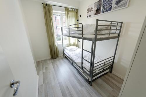 a bedroom with two bunk beds in a room at Townhouse Apartments in Mariehamn