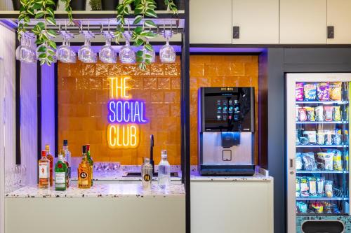 a store window with a sign for the cocktail club at Petit Hostel Palacio Real in Madrid