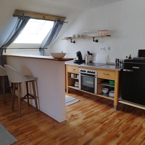 a kitchen with a counter and a counter top at Seenswert - Vegane Pension und Ferienwohnungen am Ammersee in Pähl