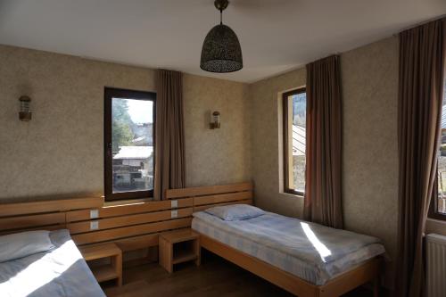 Postel nebo postele na pokoji v ubytování Mestia Panorama